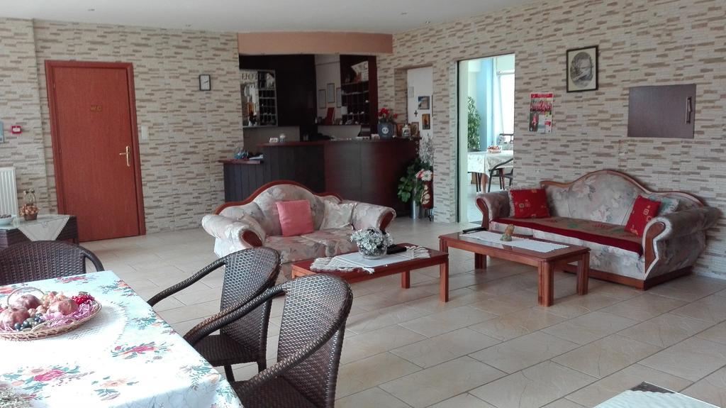 Familia Hotel Loutra Volvis エクステリア 写真